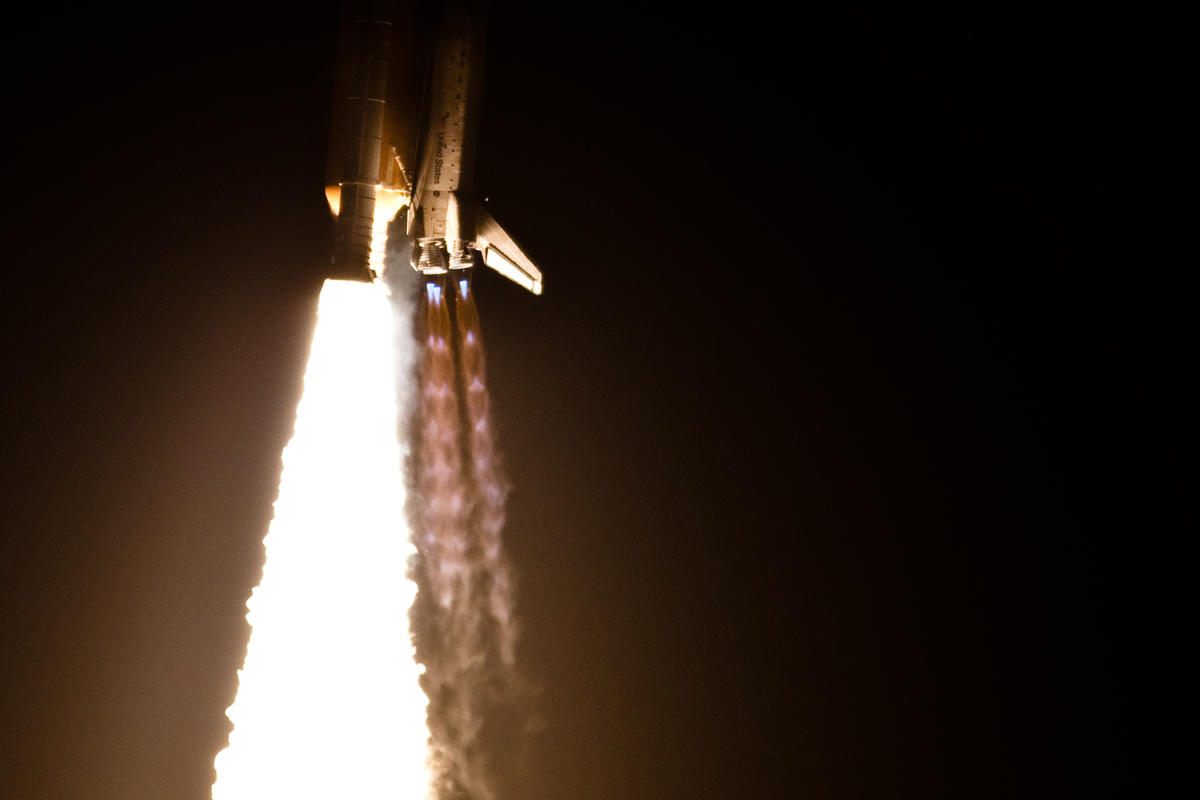 SSME Exhaust Full Length at Night